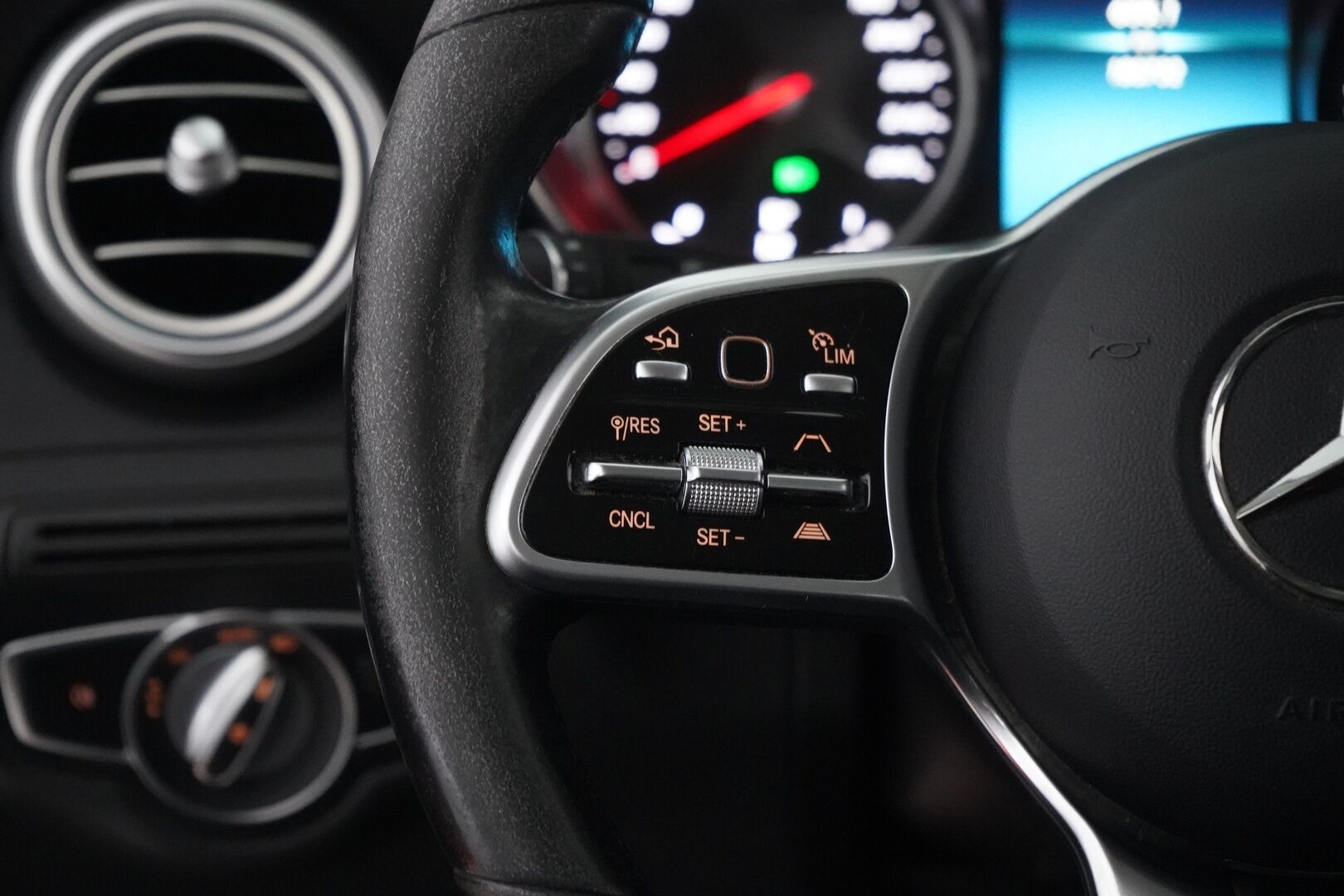 Mercedes-Benz GLC 2021 300 e 4MATIC A Business EQ Power - Distronic | HUD | Nahkasisusta | Vetokoukku | Peruutuskamera | Osittain sähkösäätöiset etuistuimet | Astinlaudat | Kahdet renkaat vanteineen | SoH 84.2% - KORKO VAIN 3,99 %