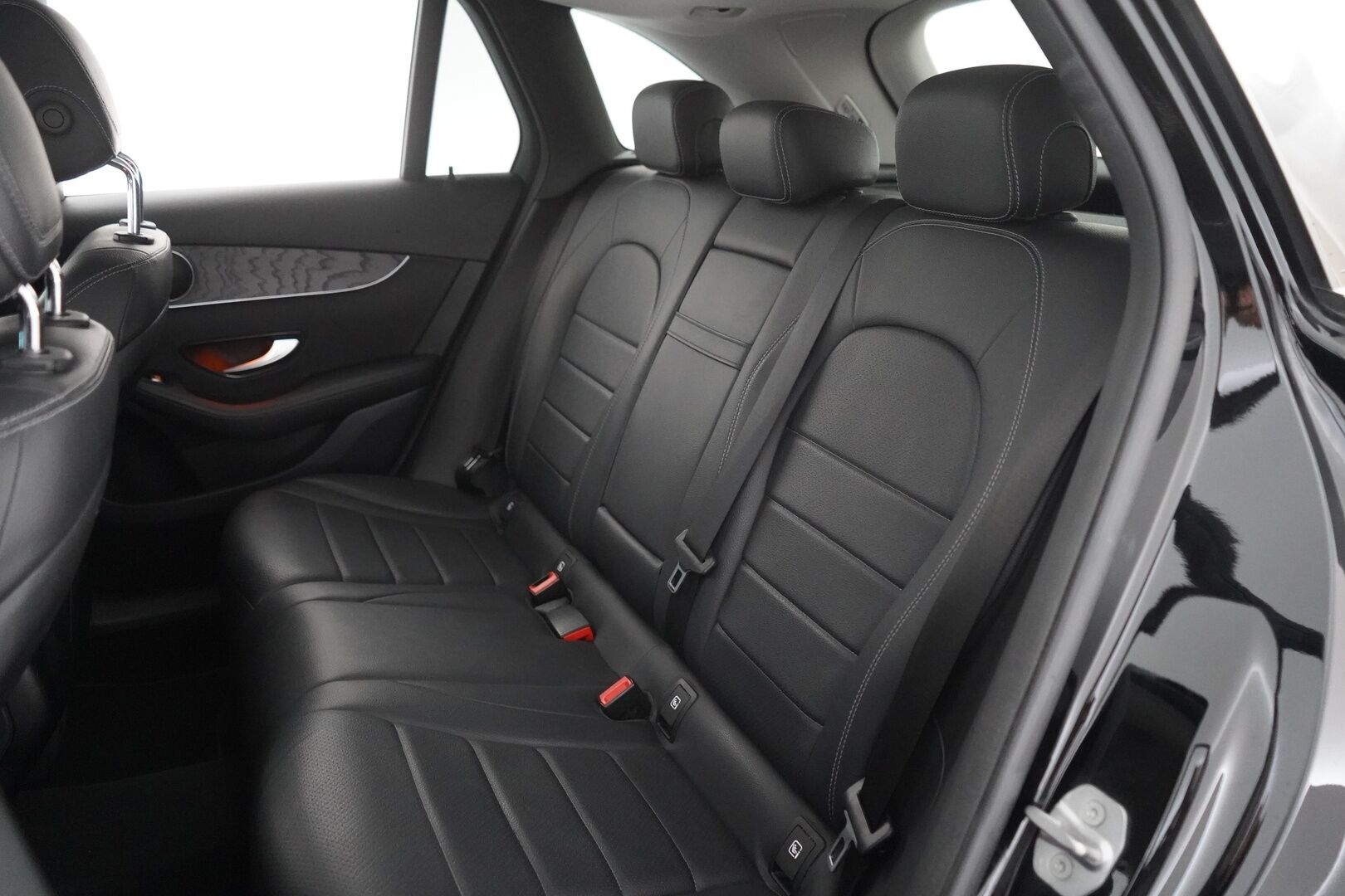 Mercedes-Benz GLC 2021 300 e 4MATIC A Business EQ Power - Distronic | HUD | Nahkasisusta | Vetokoukku | Peruutuskamera | Osittain sähkösäätöiset etuistuimet | Astinlaudat | Kahdet renkaat vanteineen | SoH 84.2% - KORKO VAIN 3,99 %