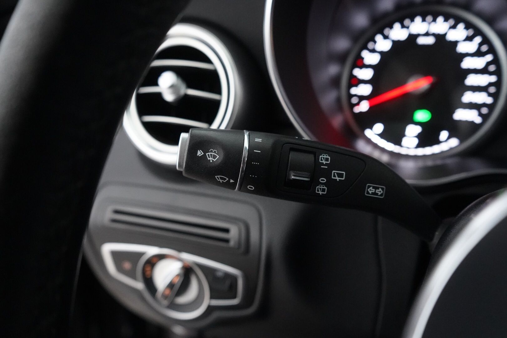 Mercedes-Benz GLC 2021 300 e 4MATIC A Business EQ Power - Distronic | HUD | Nahkasisusta | Vetokoukku | Peruutuskamera | Osittain sähkösäätöiset etuistuimet | Astinlaudat | Kahdet renkaat vanteineen | SoH 84.2% - KORKO VAIN 3,99 %