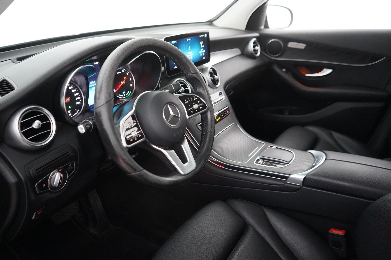 Mercedes-Benz GLC 2021 300 e 4MATIC A Business EQ Power - Distronic | HUD | Nahkasisusta | Vetokoukku | Peruutuskamera | Osittain sähkösäätöiset etuistuimet | Astinlaudat | Kahdet renkaat vanteineen | SoH 84.2% - KORKO VAIN 3,99 %
