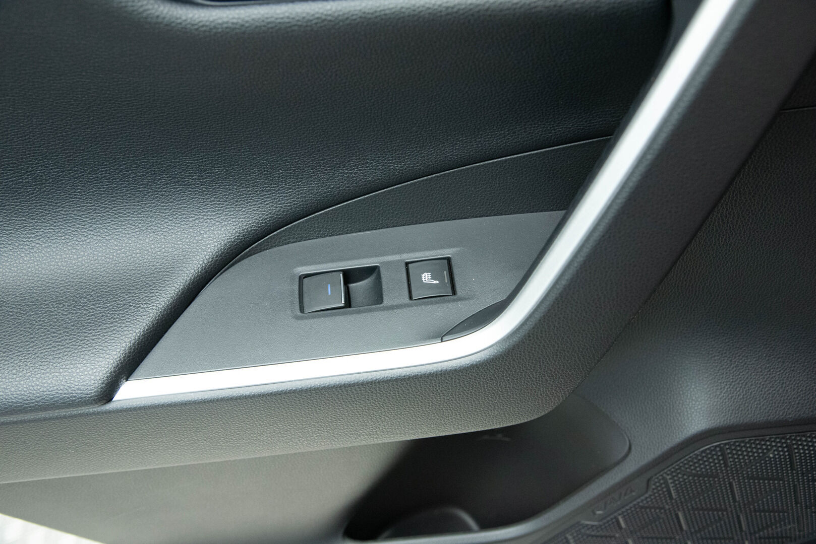 Toyota RAV4 Plug-in 2021 Hybrid 2,5 AWD-i Active *Huippuvarusteet / Adapt. Vakkari / Sähköpenkki / Ratinlämmitin / Remote Climate Control* - Merkkiliikkeen huoltokirja / 2x renkaat alumiinivanteilla / 2-om. Suomi-auto - HULLUT JOULUT KORKOTARJOUS 2,49% 