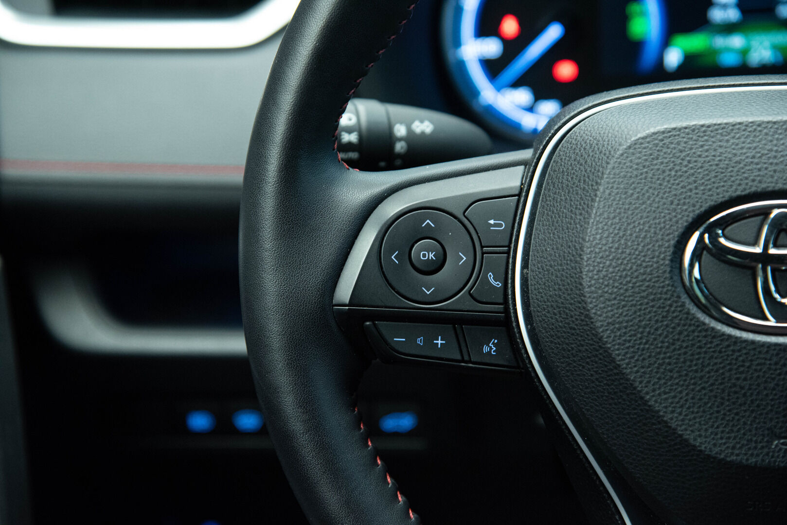 Toyota RAV4 Plug-in 2021 Hybrid 2,5 AWD-i Active *Huippuvarusteet / Adapt. Vakkari / Sähköpenkki / Ratinlämmitin / Remote Climate Control* - Merkkiliikkeen huoltokirja / 2x renkaat alumiinivanteilla / 2-om. Suomi-auto