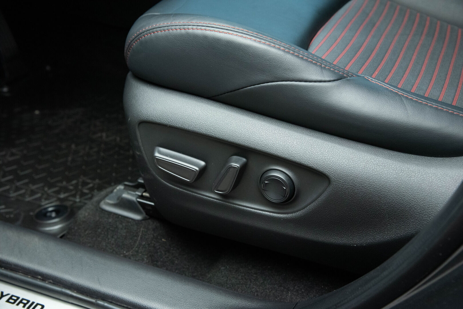 Toyota RAV4 Plug-in 2021 Hybrid 2,5 AWD-i Active *Huippuvarusteet / Adapt. Vakkari / Sähköpenkki / Ratinlämmitin / Remote Climate Control* - Merkkiliikkeen huoltokirja / 2x renkaat alumiinivanteilla / 2-om. Suomi-auto - HULLUT JOULUT KORKOTARJOUS 2,49% 