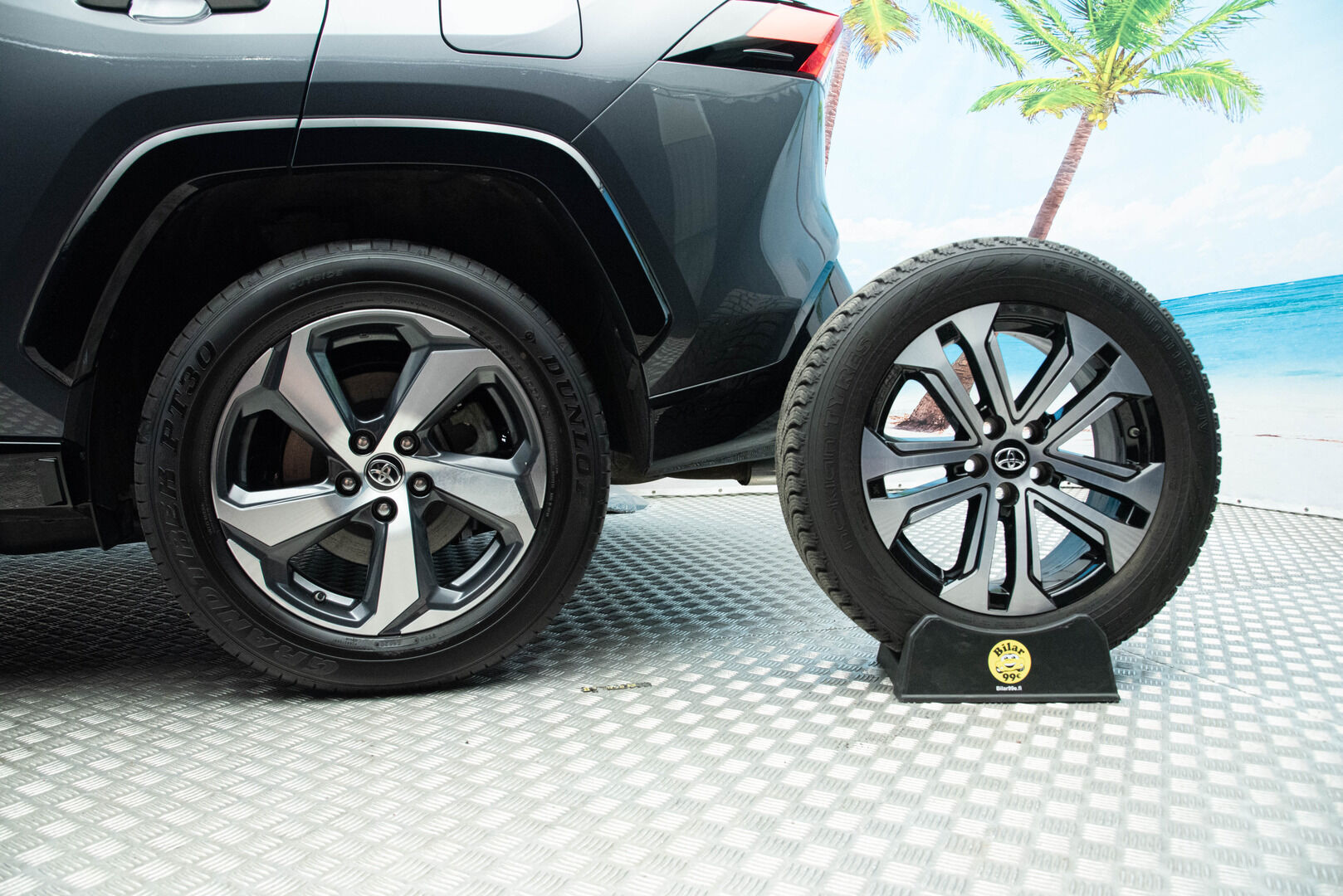 Toyota RAV4 Plug-in 2021 Hybrid 2,5 AWD-i Active *Huippuvarusteet / Adapt. Vakkari / Sähköpenkki / Ratinlämmitin / Remote Climate Control* - Merkkiliikkeen huoltokirja / 2x renkaat alumiinivanteilla / 2-om. Suomi-auto - HULLUT JOULUT KORKOTARJOUS 2,49% 