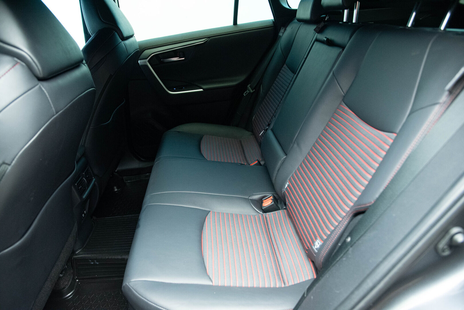 Toyota RAV4 Plug-in 2021 Hybrid 2,5 AWD-i Active *Huippuvarusteet / Adapt. Vakkari / Sähköpenkki / Ratinlämmitin / Remote Climate Control* - Merkkiliikkeen huoltokirja / 2x renkaat alumiinivanteilla / 2-om. Suomi-auto - HULLUT JOULUT KORKOTARJOUS 2,49% 