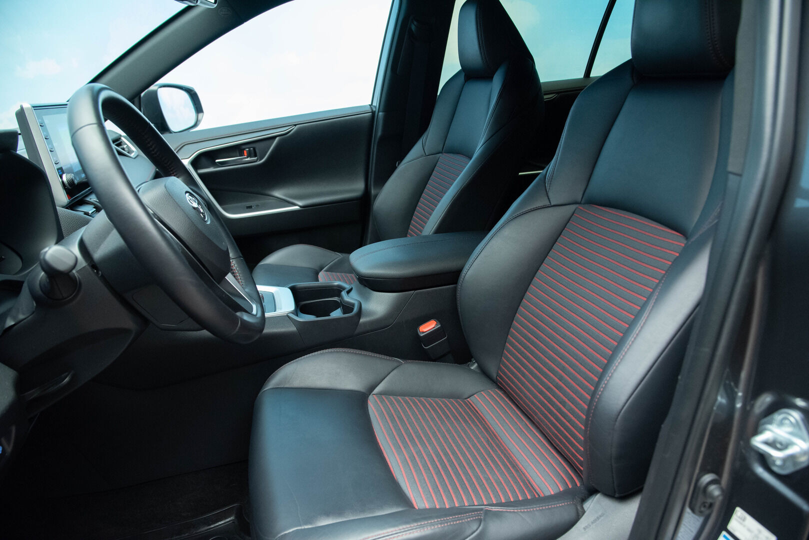 Toyota RAV4 Plug-in 2021 Hybrid 2,5 AWD-i Active *Huippuvarusteet / Adapt. Vakkari / Sähköpenkki / Ratinlämmitin / Remote Climate Control* - Merkkiliikkeen huoltokirja / 2x renkaat alumiinivanteilla / 2-om. Suomi-auto