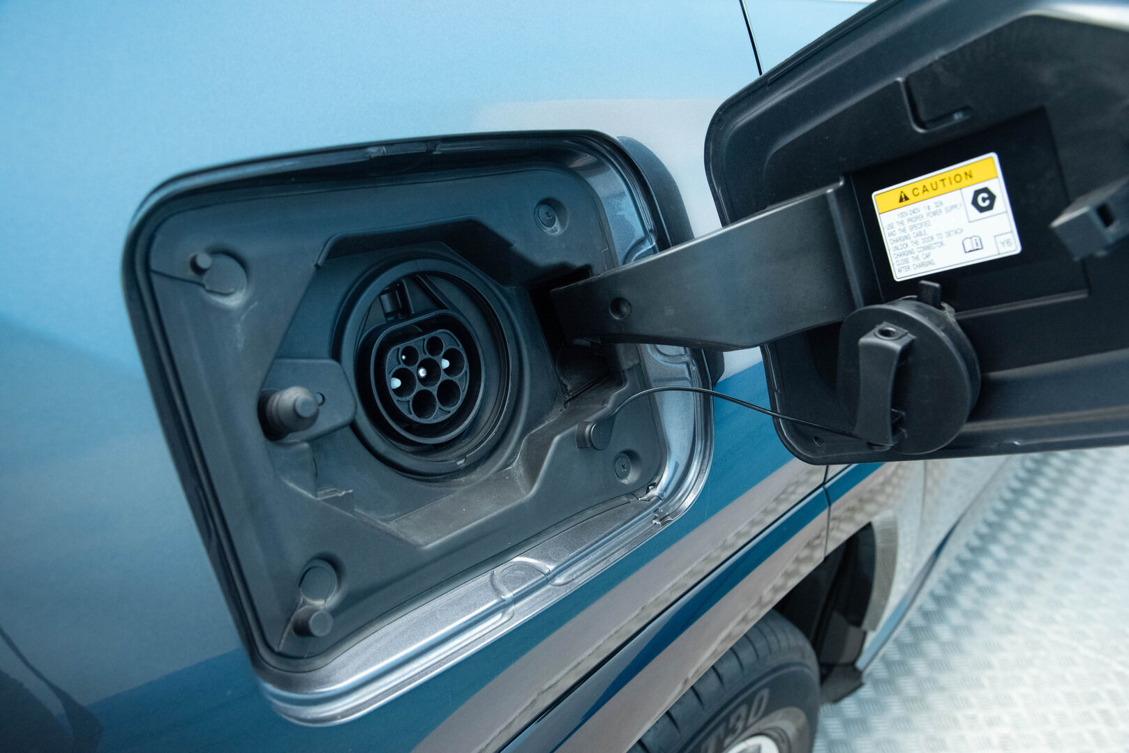 Toyota RAV4 Plug-in 2021 Hybrid 2,5 AWD-i Active *Huippuvarusteet / Adapt. Vakkari / Sähköpenkki / Ratinlämmitin / Remote Climate Control* - Merkkiliikkeen huoltokirja / 2x renkaat alumiinivanteilla / 2-om. Suomi-auto - HULLUT JOULUT KORKOTARJOUS 2,49% 