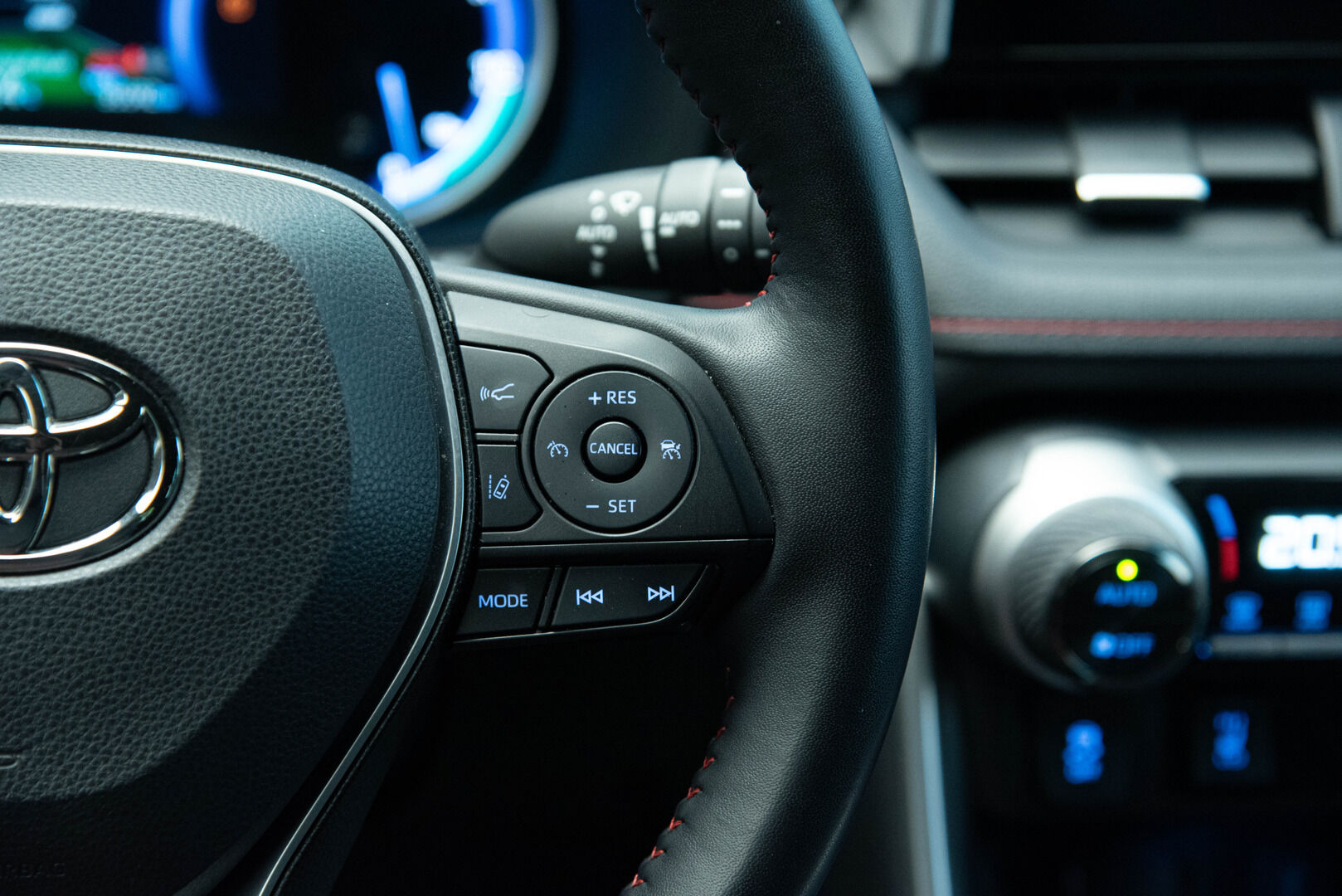 Toyota RAV4 Plug-in 2021 Hybrid 2,5 AWD-i Active *Huippuvarusteet / Adapt. Vakkari / Sähköpenkki / Ratinlämmitin / Remote Climate Control* - Merkkiliikkeen huoltokirja / 2x renkaat alumiinivanteilla / 2-om. Suomi-auto - HULLUT JOULUT KORKOTARJOUS 2,49% 