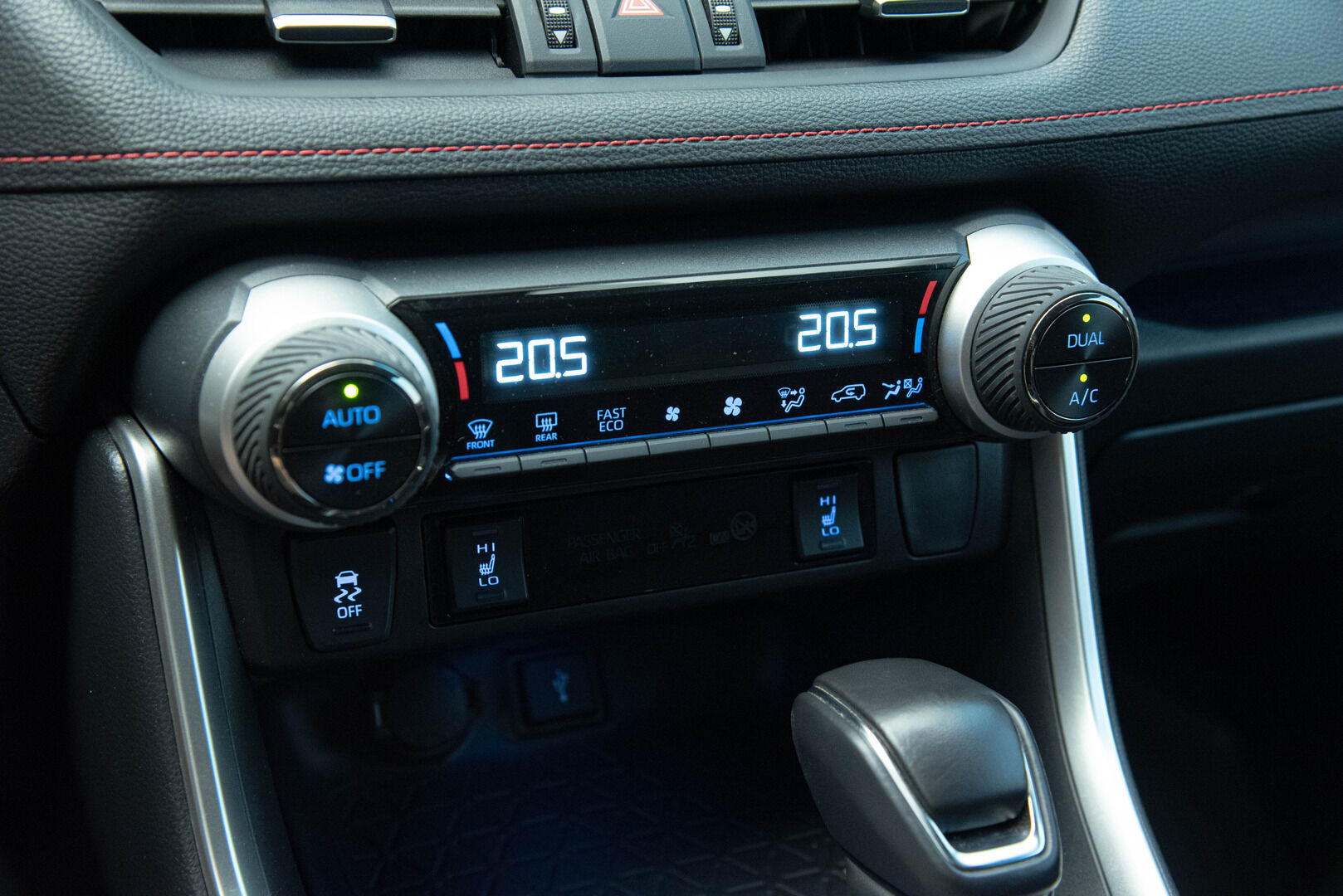 Toyota RAV4 Plug-in 2021 Hybrid 2,5 AWD-i Active *Huippuvarusteet / Adapt. Vakkari / Sähköpenkki / Ratinlämmitin / Remote Climate Control* - Merkkiliikkeen huoltokirja / 2x renkaat alumiinivanteilla / 2-om. Suomi-auto - HULLUT JOULUT KORKOTARJOUS 2,49% 