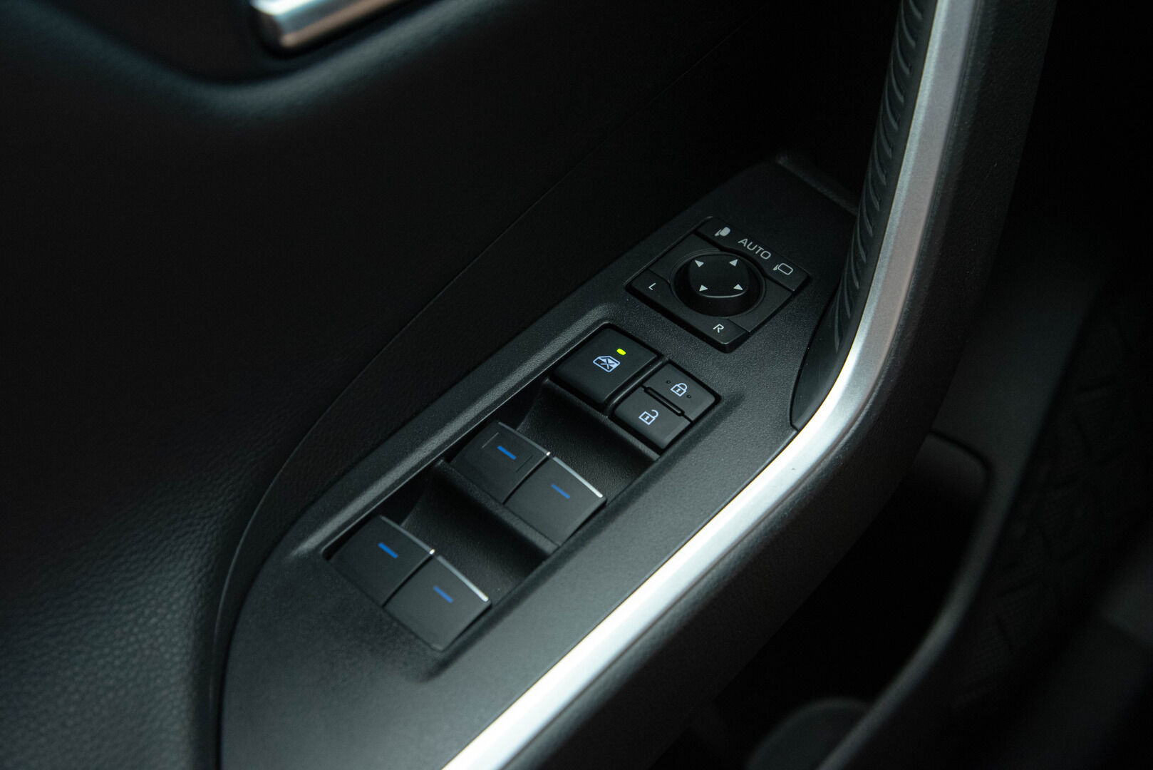 Toyota RAV4 Plug-in 2021 Hybrid 2,5 AWD-i Active *Huippuvarusteet / Adapt. Vakkari / Sähköpenkki / Ratinlämmitin / Remote Climate Control* - Merkkiliikkeen huoltokirja / 2x renkaat alumiinivanteilla / 2-om. Suomi-auto