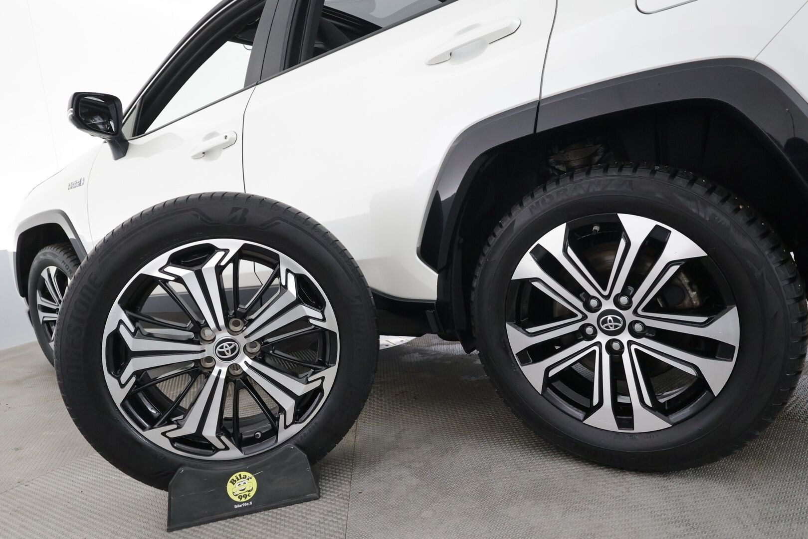 Toyota RAV4 Plug-in 2021 Hybrid 2,5 AWD-i Premium Business * Panorama / Koukku / ACC / LED / P.Kamera / JBL / Ilmastoitu Muistipenkki / Navi * - 1-om Suomi-auto / Kahdet renkaat aluvanteilla / Merkkihuollot