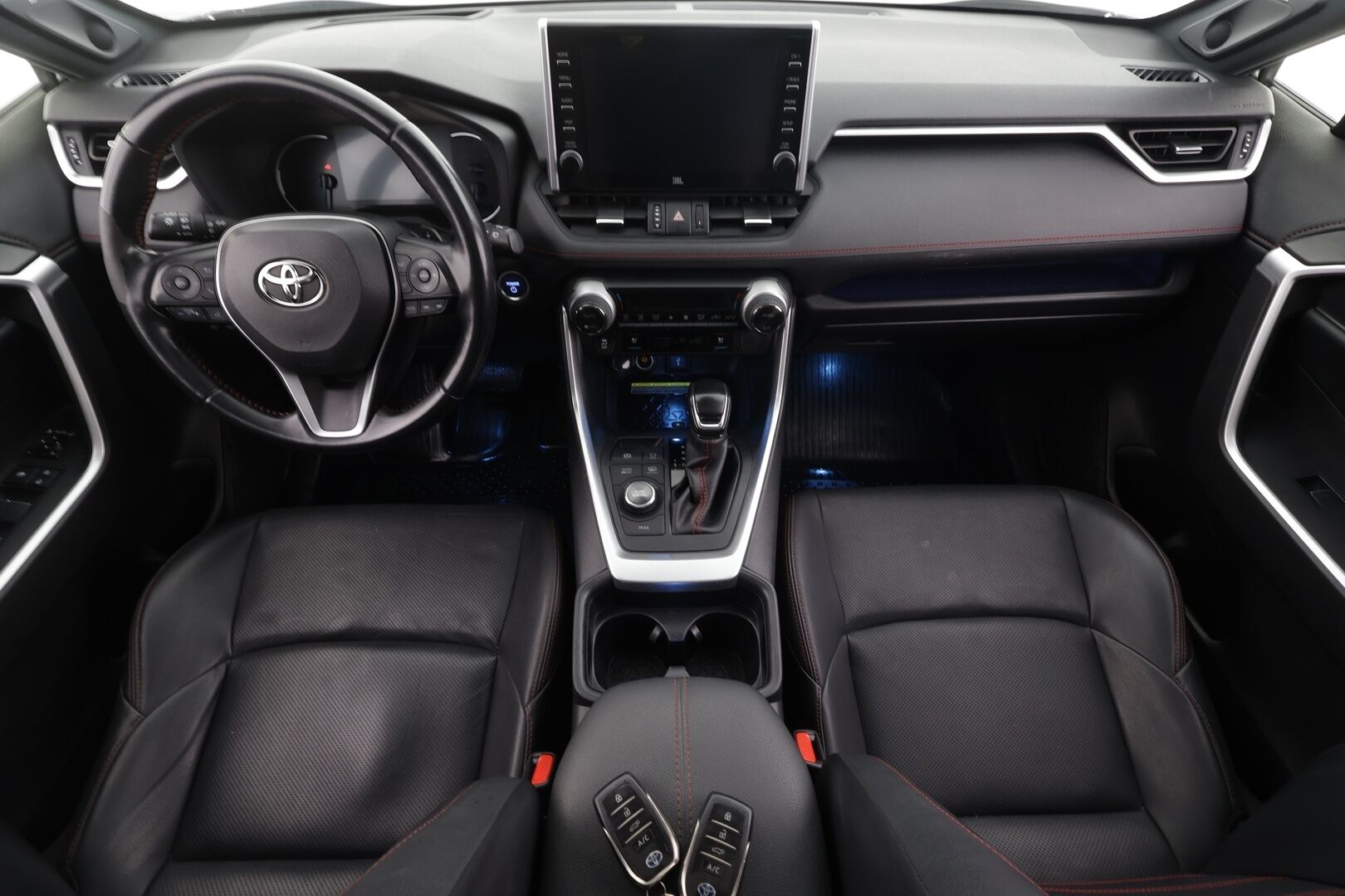 Toyota RAV4 Plug-in 2021 Hybrid 2,5 AWD-i Premium Business * Panorama / Koukku / ACC / LED / P.Kamera / JBL / Ilmastoitu Muistipenkki / Navi * - 1-om Suomi-auto / Kahdet renkaat aluvanteilla / Merkkihuollot - HULLUT AVAJAISHULINAT KORKOTARJOUS 3,29 %