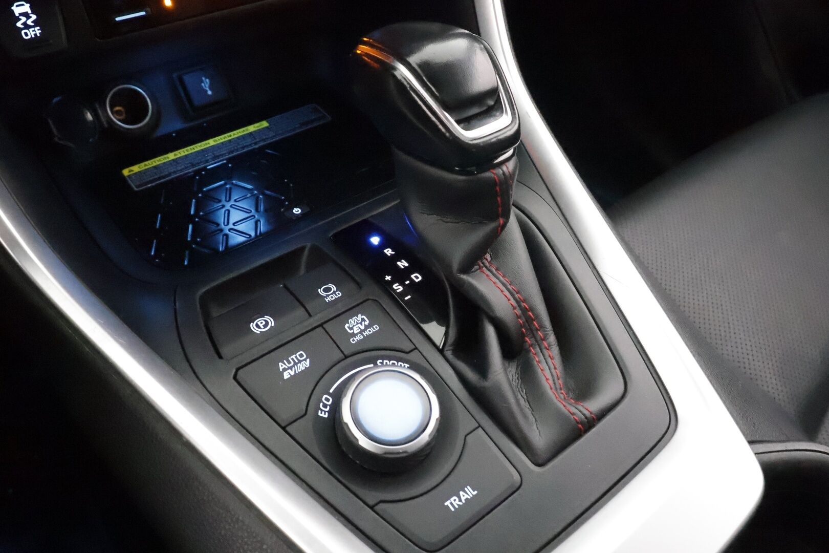 Toyota RAV4 Plug-in 2021 Hybrid 2,5 AWD-i Premium Business * Panorama / Koukku / ACC / LED / P.Kamera / JBL / Ilmastoitu Muistipenkki / Navi * - 1-om Suomi-auto / Kahdet renkaat aluvanteilla / Merkkihuollot - HULLUT AVAJAISHULINAT KORKOTARJOUS 3,29 %