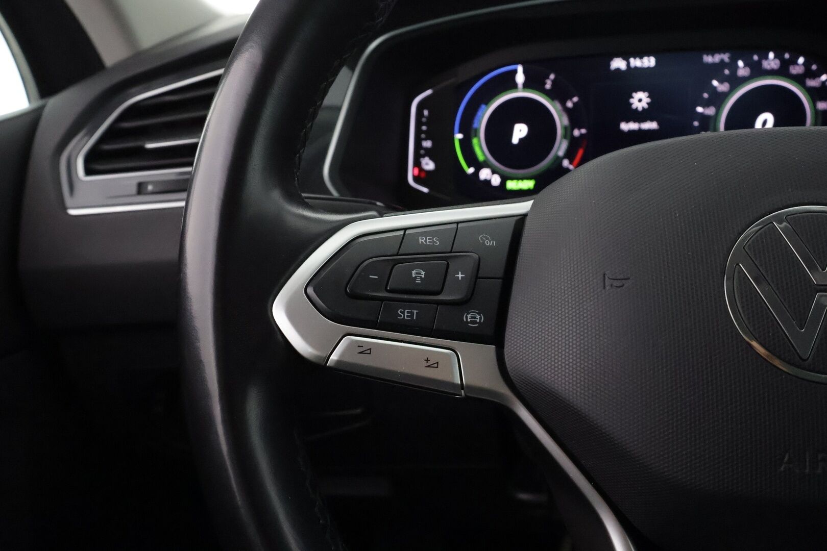 Volkswagen Tiguan 2021 Style eHybrid 180 kW DSG-automaatti - | ACC | Matrix-LED | 360 | Muistipenkki | Nahkaverhoilu | Kaistavahti | Keyless | Digimittaristo | 1-om Suomi-auto | Kahdet renkaat | Merkkihuollot |