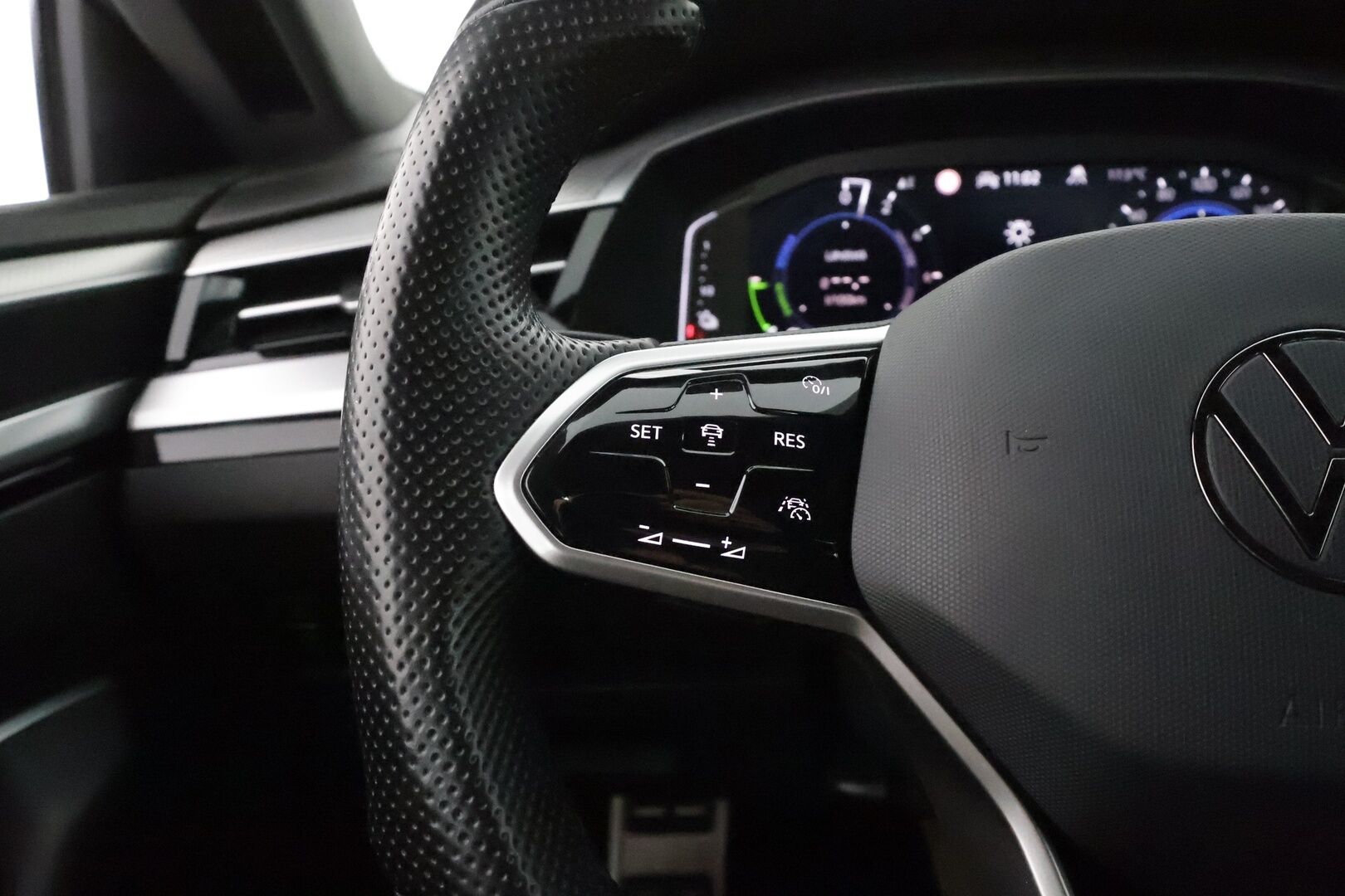 Volkswagen Arteon 2021 Shooting Brake R-Line eHybrid 160 kW DSG-automaatti ** Webasto / HUD / Adapt.Vakkari / Adapt.LED / P.Kamera / Navi ** - Suomi-auto / Akku Kuntotarkistettu!
