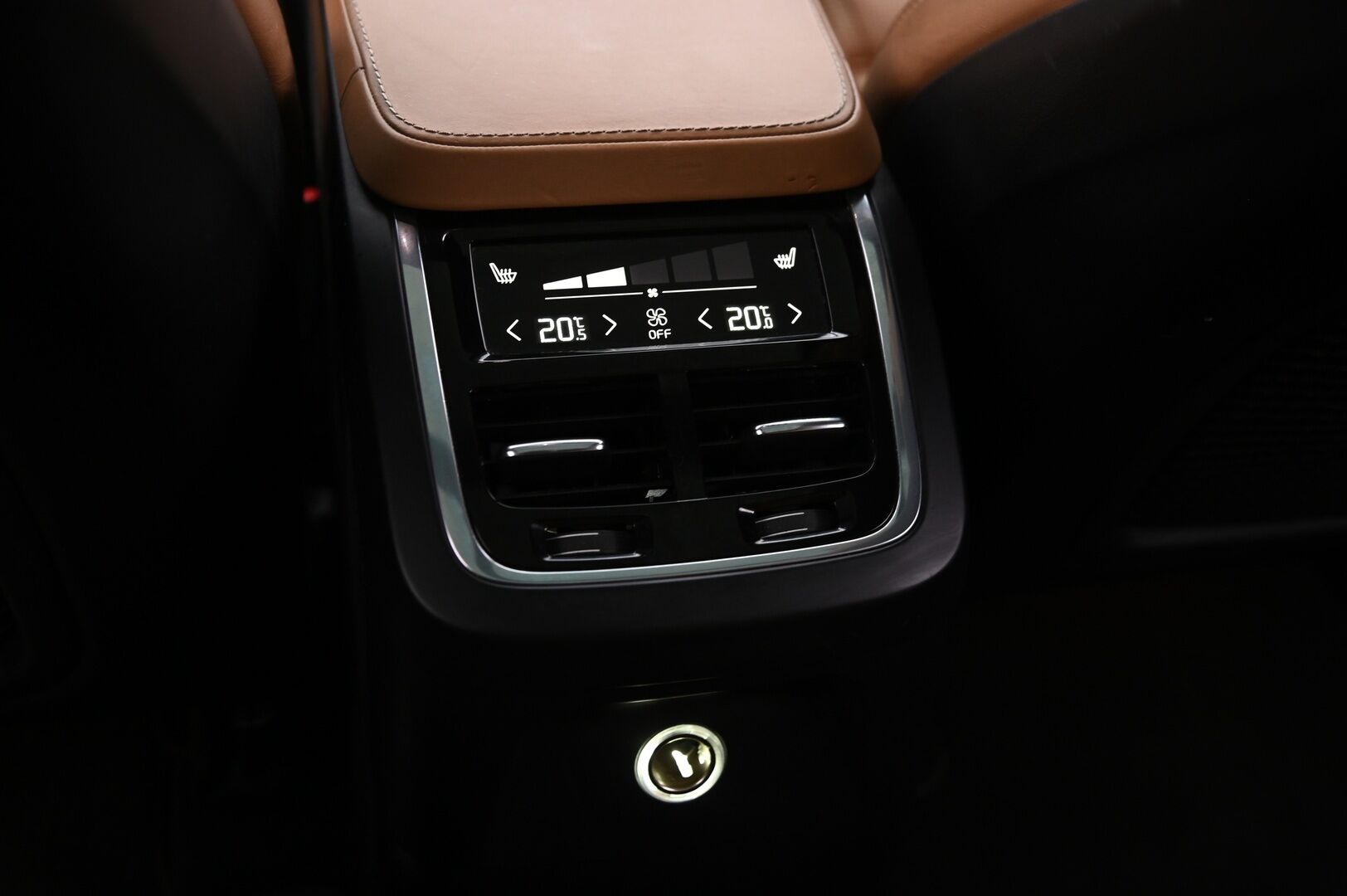 Volvo XC90 2016 T8 Twin Engine AWD Inscription au 7-P *VOC / ACC / Koukku / Muistipenkit / Tuuletetut etuistuimet / Panorama / Urheiluistuimet / Navi / Full-LED - *SoH 76.5% / Ratinlämmitys / Webasto / BLIS / P-Kamera / Tutkat / Pilot-Assist* 
