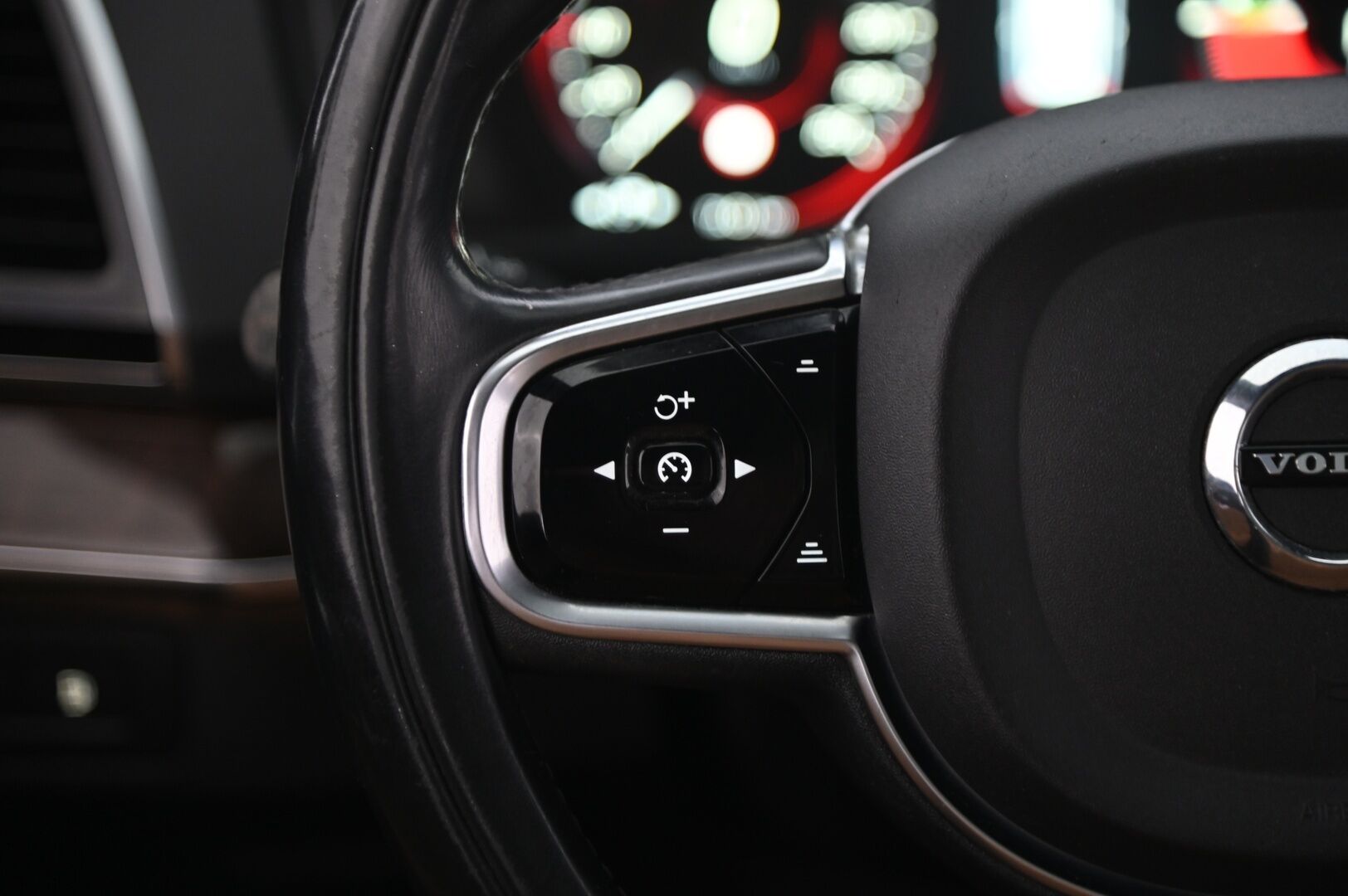 Volvo XC90 2016 T8 Twin Engine AWD Inscription au 7-P *VOC / ACC / Koukku / Muistipenkit / Tuuletetut etuistuimet / Panorama / Urheiluistuimet / Navi / Full-LED - *SoH 76.5% / Ratinlämmitys / Webasto / BLIS / P-Kamera / Tutkat / Pilot-Assist* 