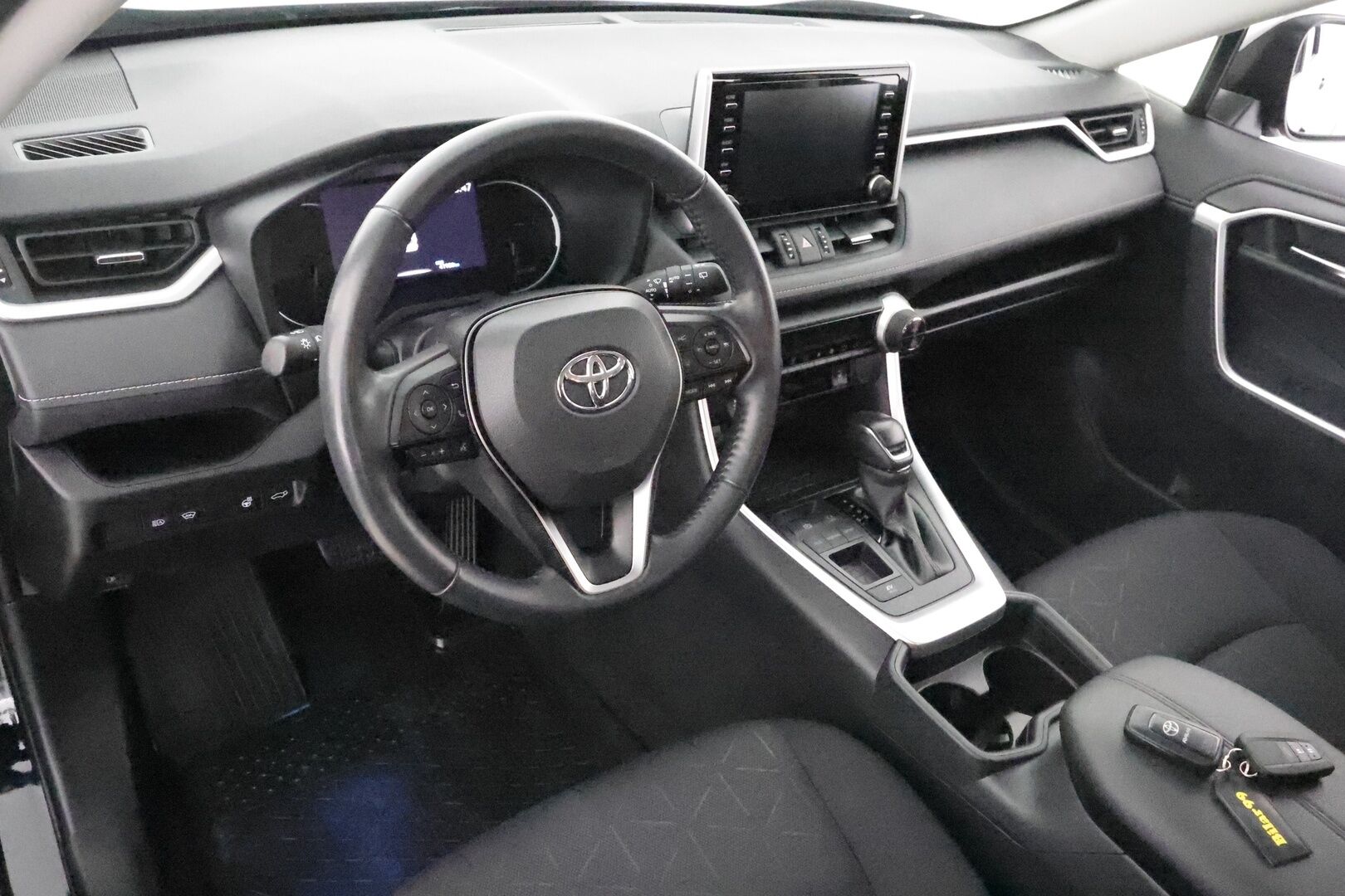 Toyota RAV4 2021 2,5 Hybrid Business **Adapt.Vakkari / P. Kamera / LED-valot / Navi / Kaistavahti / KeylessGO / 2x Renkaat** - 3,99 % KORKOTARJOUS TÄHÄN AUTOON - 2-Omisteinen Merkkihuollettu Suomi-auto!