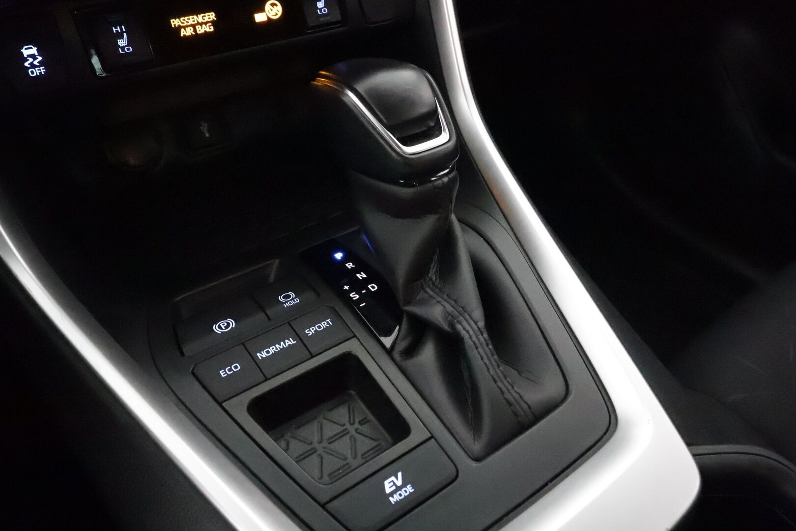 Toyota RAV4 2021 2,5 Hybrid Business **Adapt.Vakkari / P. Kamera / LED-valot / Navi / Kaistavahti / KeylessGO / 2x Renkaat** - 3,99 % KORKOTARJOUS TÄHÄN AUTOON - 2-Omisteinen Merkkihuollettu Suomi-auto!