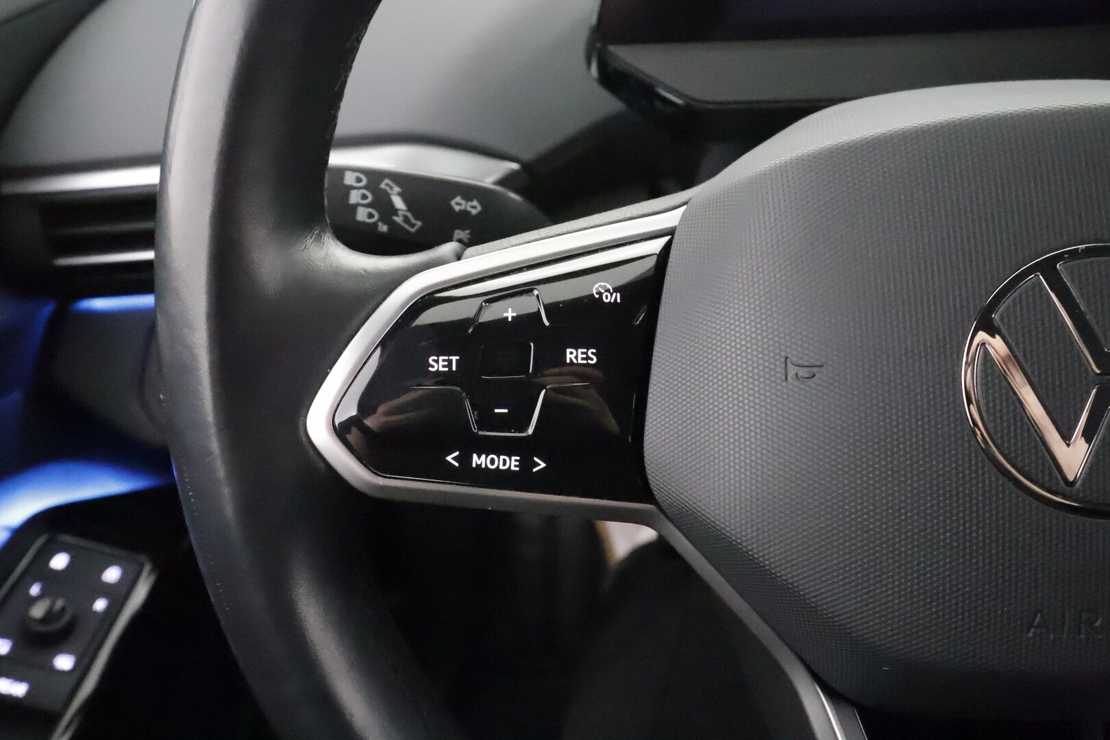 Volkswagen ID.4 2021 Pro Performance 1ST 150 kW, akku 77 kWh * ACC / ILP / Koukku / LED / Navi / P.Kamera / Ratinlämmitin * - 1.Om Suomi-auto / Kahdet renkaat aluvanteilla / Merkkihuollettu
