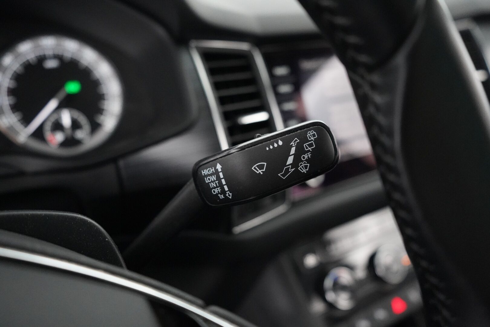 Skoda Kodiaq 2021 2,0 TDI 150 Ambition BusinessLine DSG Autom. *ACC / Panorama / Koukku / Webasto / Ratinlämmitin* - Suomi-auto / Iso huolto 180tkm / Kahdet OEM vanteet 
