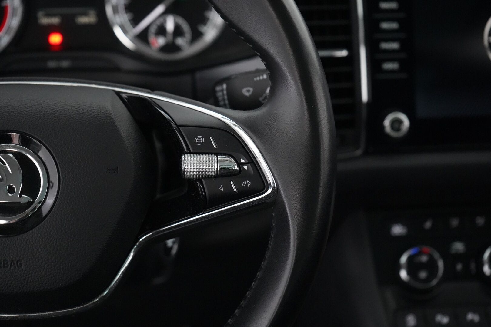 Skoda Kodiaq 2021 2,0 TDI 150 Ambition BusinessLine DSG Autom. *ACC / Panorama / Koukku / Webasto / Ratinlämmitin* - Suomi-auto / Iso huolto 180tkm / Kahdet OEM vanteet 