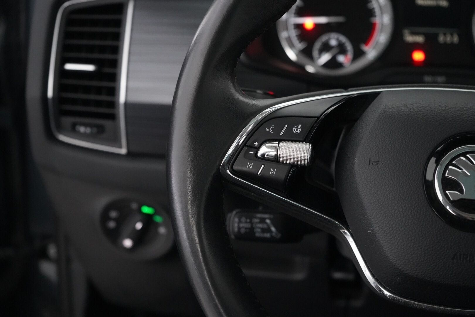 Skoda Kodiaq 2021 2,0 TDI 150 Ambition BusinessLine DSG Autom. *ACC / Panorama / Koukku / Webasto / Ratinlämmitin* - Suomi-auto / Iso huolto 180tkm / Kahdet OEM vanteet 