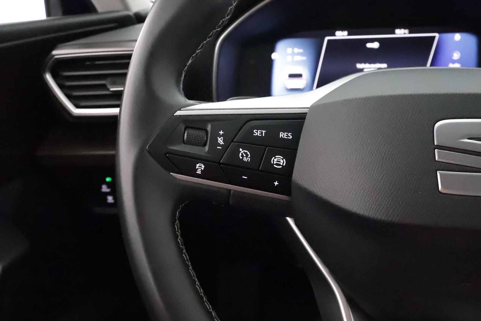 Seat Leon Sportstourer 2021 1,4 PHEV 204 eHybrid Xcellence DSG **1.Om Suomi-auto / Adapt.Vakkari / LED-valot / P.kamera / Navi / Kaistavahti** - Akku kuntotarkistettu! / Digimittaristo / 3-Alueinen AC / KeylessGO / 2x Renkaat