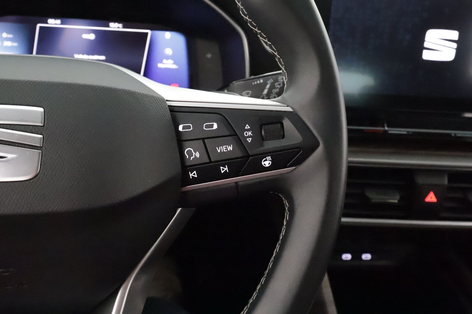 Seat Leon Sportstourer 2021 1,4 PHEV 204 eHybrid Xcellence DSG **1.Om Suomi-auto / Adapt.Vakkari / LED-valot / P.kamera / Navi / Kaistavahti** - Akku kuntotarkistettu! / Digimittaristo / 3-Alueinen AC / KeylessGO / 2x Renkaat
