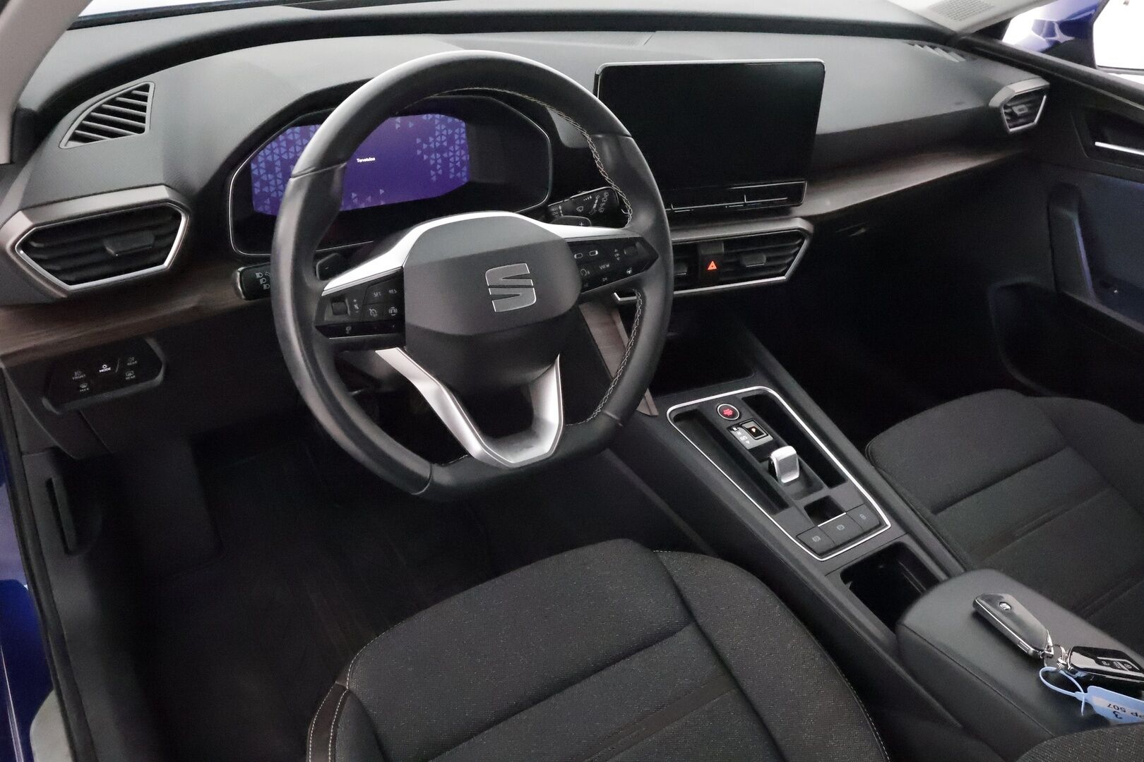 Seat Leon Sportstourer 2021 1,4 PHEV 204 eHybrid Xcellence DSG **1.Om Suomi-auto / Adapt.Vakkari / LED-valot / P.kamera / Navi / Kaistavahti** - Akku kuntotarkistettu! / Digimittaristo / 3-Alueinen AC / KeylessGO / 2x Renkaat