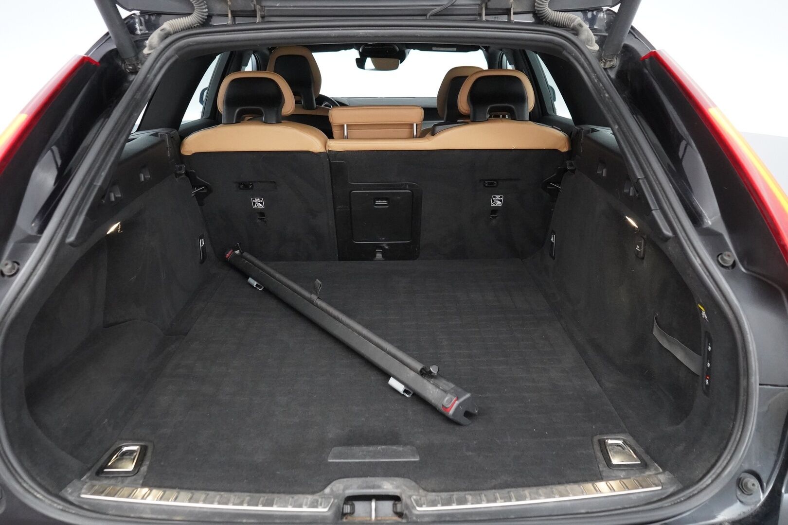 Volvo V90 2017 D3 Business aut * ACC / VOC / Pilot assist / Kamera / Koukku / Nahat / Blis* - Ei Adblue / Kahdet Volvon vanteet / Kattava huoltohistoria