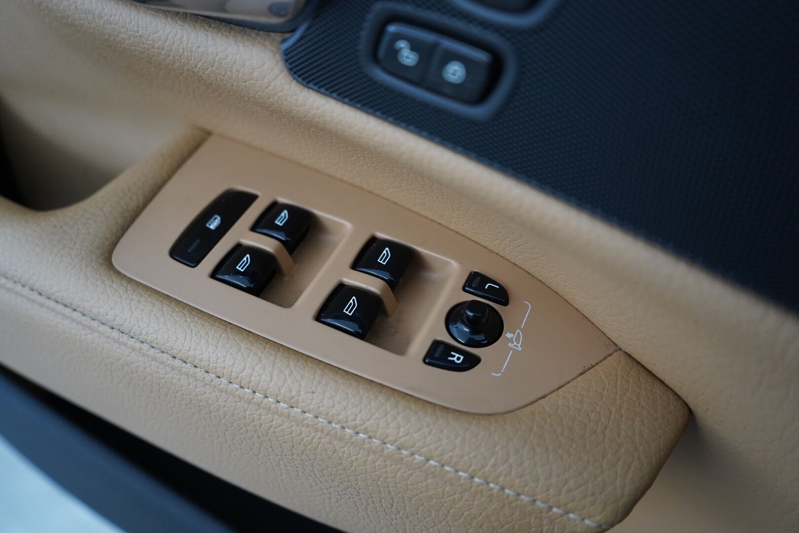 Volvo V90 2017 D3 Business aut * ACC / VOC / Pilot assist / Kamera / Koukku / Nahat / Blis* - Ei Adblue / Kahdet Volvon vanteet / Kattava huoltohistoria