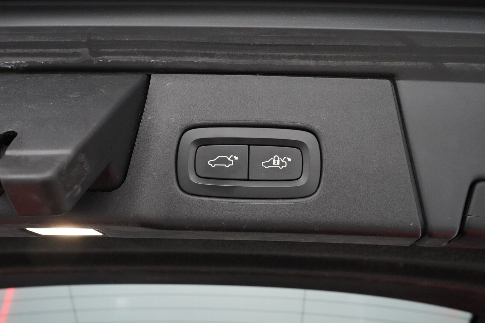 Volvo V90 2017 D3 Business aut * ACC / VOC / Pilot assist / Kamera / Koukku / Nahat / Blis* - Ei Adblue / Kahdet Volvon vanteet / Kattava huoltohistoria