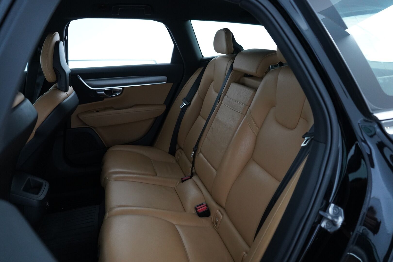 Volvo V90 2017 D3 Business aut * ACC / VOC / Pilot assist / Kamera / Koukku / Nahat / Blis* - Ei Adblue / Kahdet Volvon vanteet / Kattava huoltohistoria