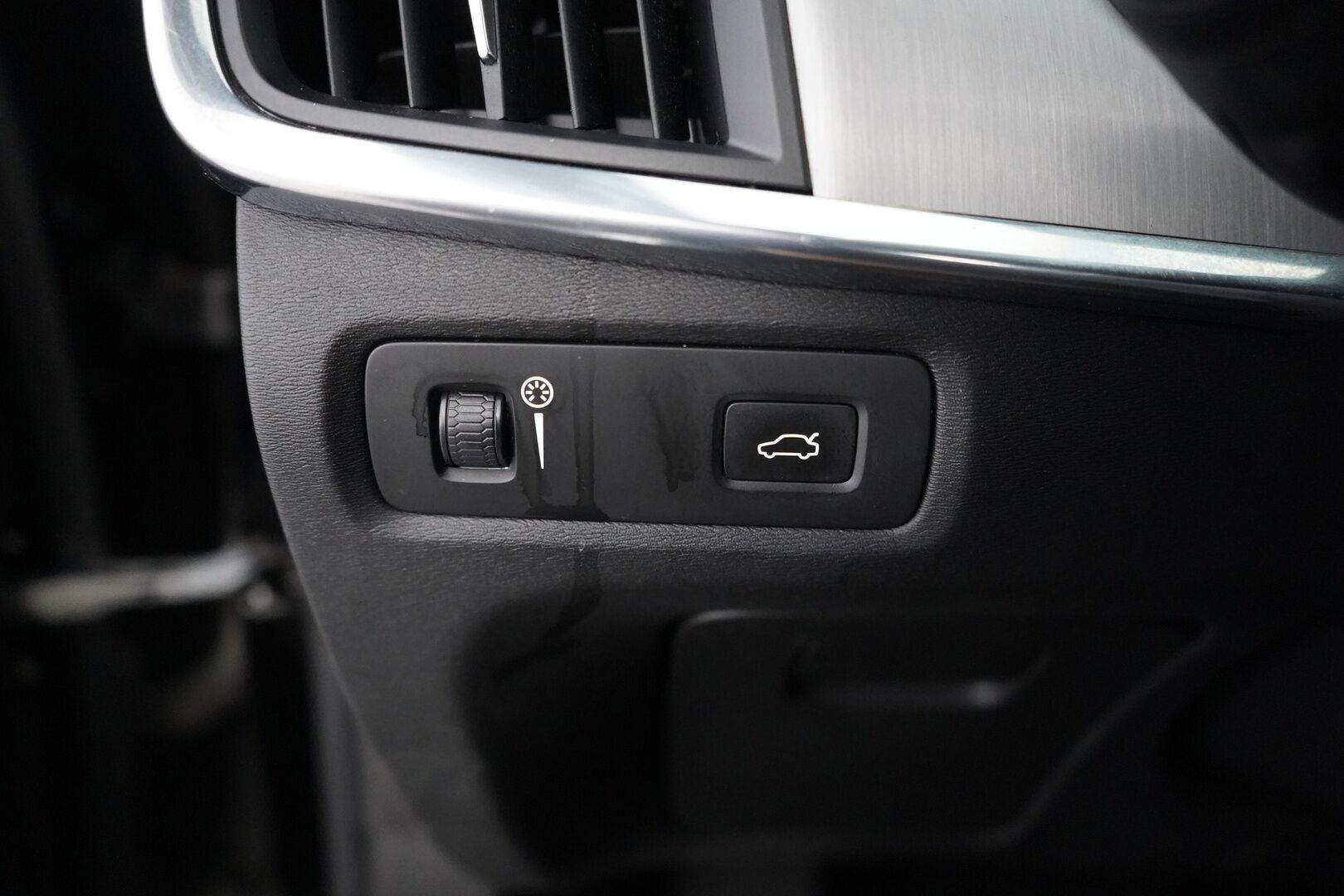 Volvo V90 2017 D3 Business aut * ACC / VOC / Pilot assist / Kamera / Koukku / Nahat / Blis* - Ei Adblue / Kahdet Volvon vanteet / Kattava huoltohistoria