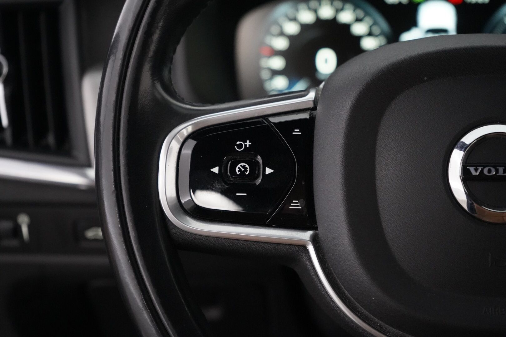 Volvo V90 2017 D3 Business aut * ACC / VOC / Pilot assist / Kamera / Koukku / Nahat / Blis* - Ei Adblue / Kahdet Volvon vanteet / Kattava huoltohistoria