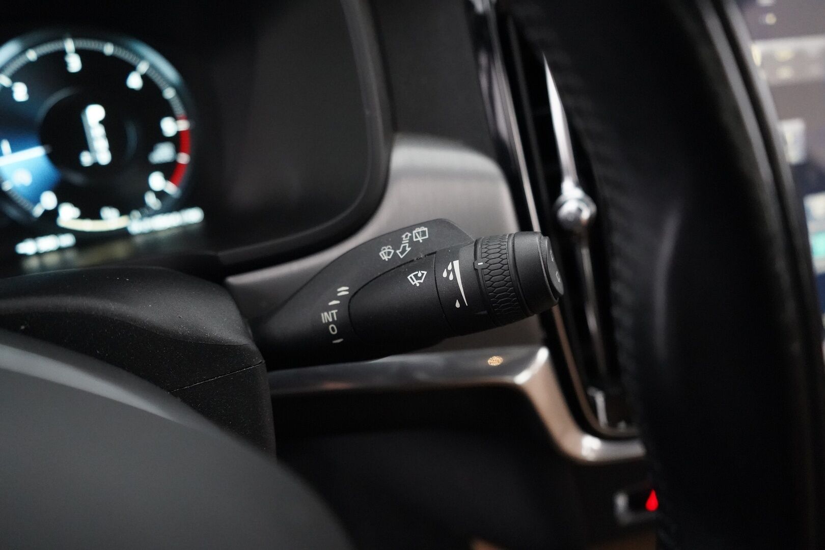 Volvo V90 2017 D3 Business aut * ACC / VOC / Pilot assist / Kamera / Koukku / Nahat / Blis* - Ei Adblue / Kahdet Volvon vanteet / Kattava huoltohistoria