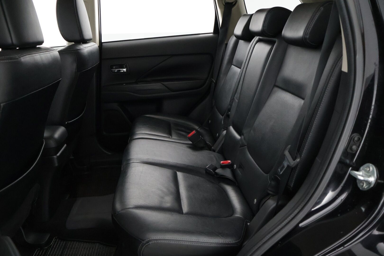 Mitsubishi Outlander 2014 Instyle Navi 4WD 5P - Myydään huutokaupat.com | ACC | Koukku | Nahat | Rockford | Sähkökontti