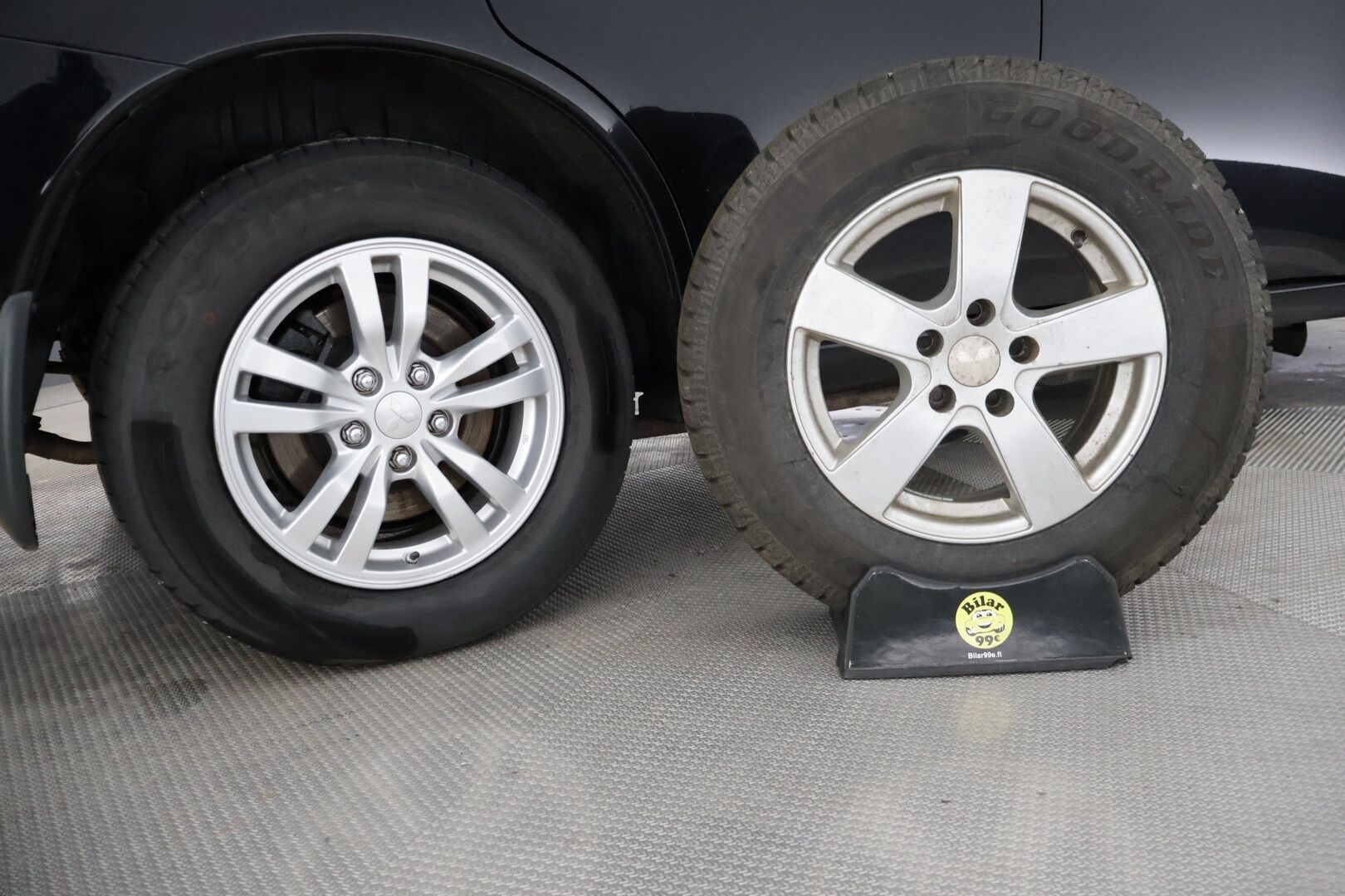 Mitsubishi Outlander 2014 Instyle Navi 4WD 5P - Myydään huutokaupat.com | ACC | Koukku | Nahat | Rockford | Sähkökontti