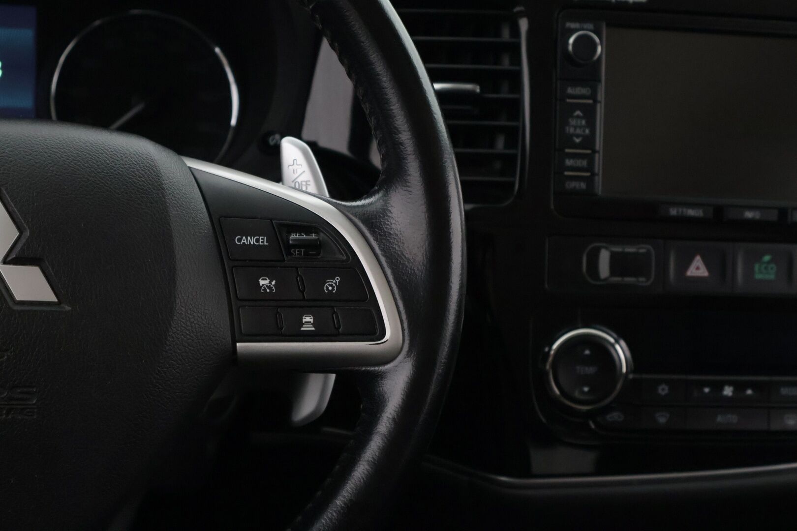 Mitsubishi Outlander 2014 Instyle Navi 4WD 5P - Myydään huutokaupat.com | ACC | Koukku | Nahat | Rockford | Sähkökontti