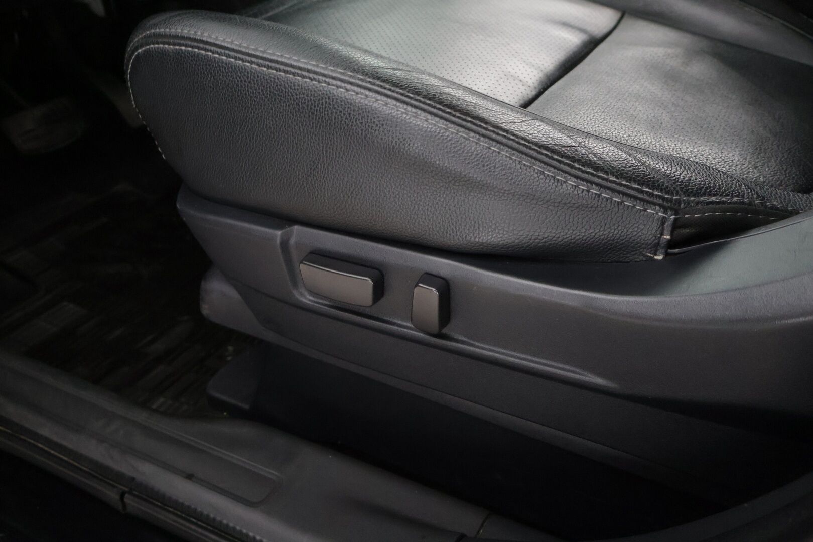 Mitsubishi Outlander 2014 Instyle Navi 4WD 5P - Myydään huutokaupat.com | ACC | Koukku | Nahat | Rockford | Sähkökontti