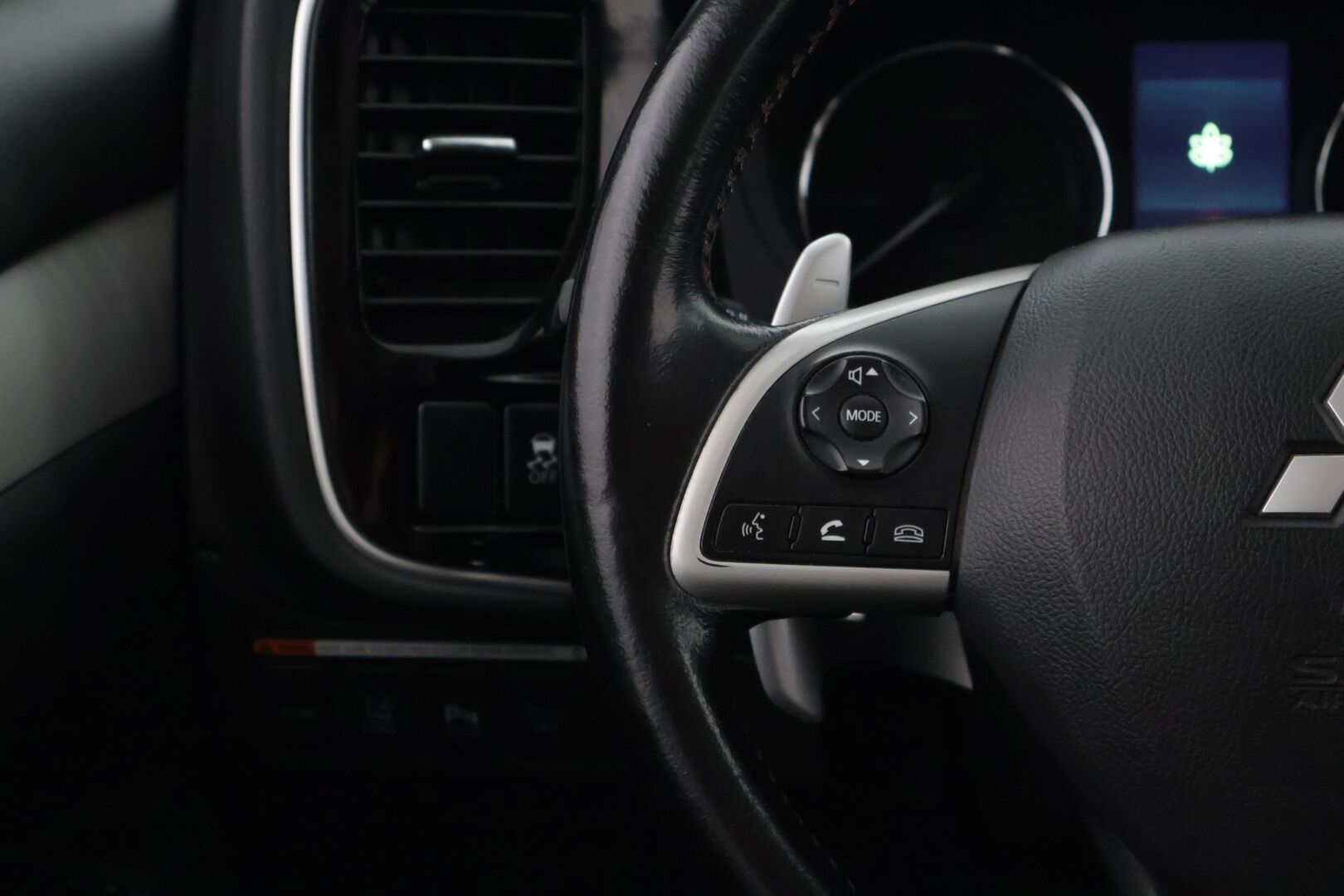 Mitsubishi Outlander 2014 Instyle Navi 4WD 5P - Myydään huutokaupat.com | ACC | Koukku | Nahat | Rockford | Sähkökontti