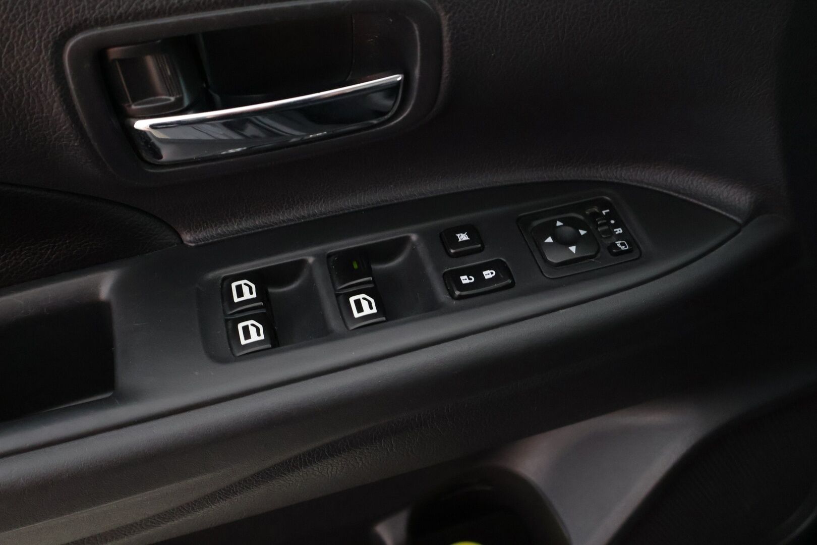 Mitsubishi Outlander 2014 Instyle Navi 4WD 5P - Myydään huutokaupat.com | ACC | Koukku | Nahat | Rockford | Sähkökontti