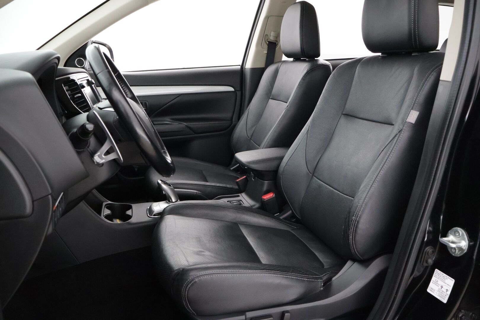 Mitsubishi Outlander 2014 Instyle Navi 4WD 5P - Myydään huutokaupat.com | ACC | Koukku | Nahat | Rockford | Sähkökontti