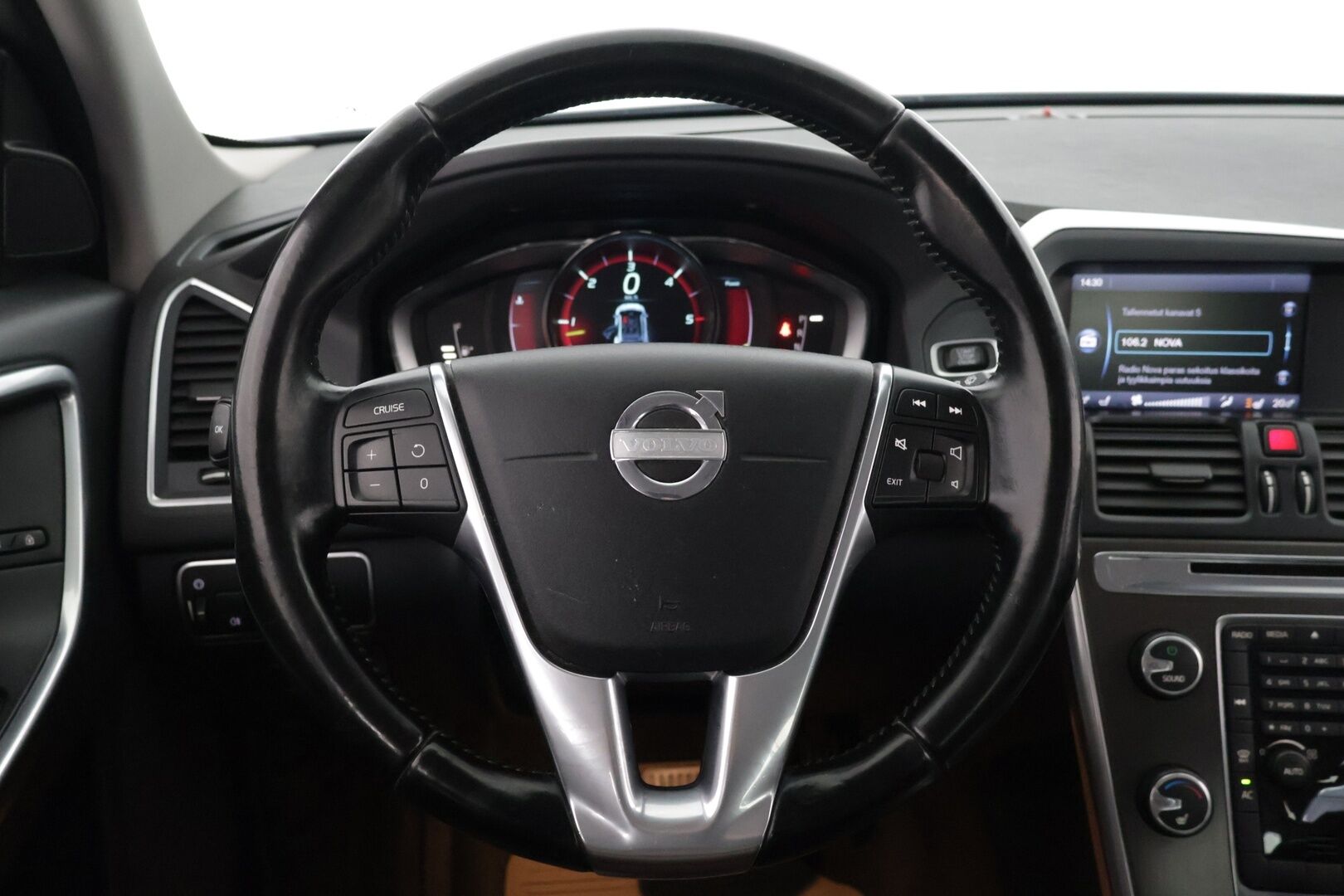 Volvo XC60 2013 D4 Summum aut ** Vetokoukku / Digimittaristo / Muistipenkit / Nahkapenkit** - 2 renkaat / Juuri katsastettu / Vetokoukku / Digimittaristo / Muistipenkit * - Osta nyt, maksa vasta ensi vuonna