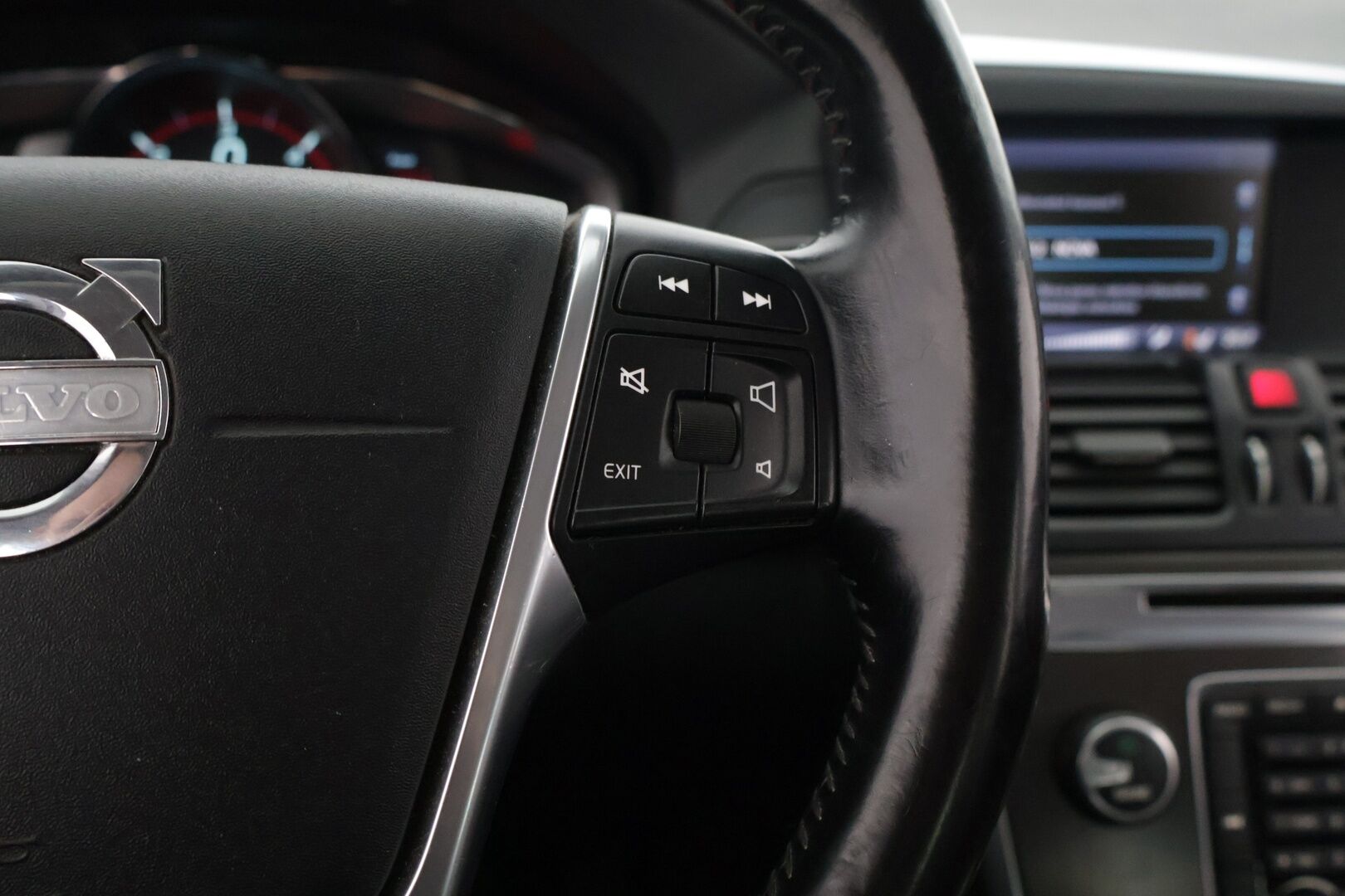 Volvo XC60 2013 D4 Summum aut ** Vetokoukku / Digimittaristo / Muistipenkit / Nahkapenkit** - 2 renkaat / Juuri katsastettu / Vetokoukku / Digimittaristo / Muistipenkit * - Osta nyt, maksa vasta ensi vuonna