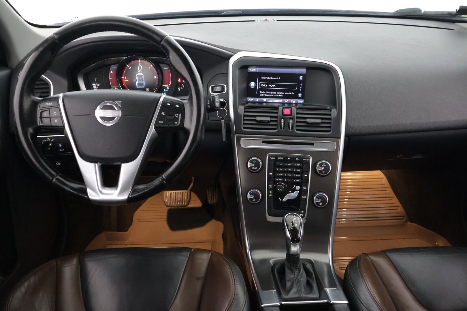 Volvo XC60 2013 D4 Summum aut ** Vetokoukku / Digimittaristo / Muistipenkit / Nahkapenkit** - 2 renkaat / Juuri katsastettu / Vetokoukku / Digimittaristo / Muistipenkit * - Osta nyt, maksa vasta ensi vuonna