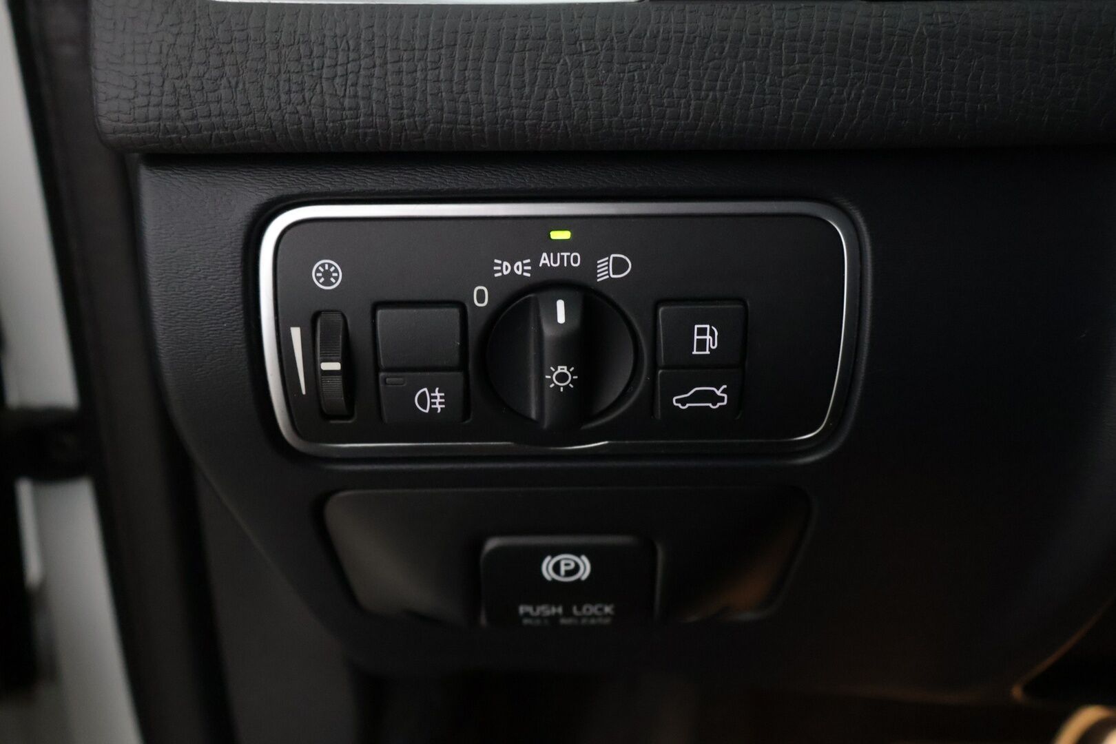 Volvo XC60 2013 D4 Summum aut ** Vetokoukku / Digimittaristo / Muistipenkit / Nahkapenkit** - 2 renkaat / Juuri katsastettu / Vetokoukku / Digimittaristo / Muistipenkit * - Osta nyt, maksa vasta ensi vuonna