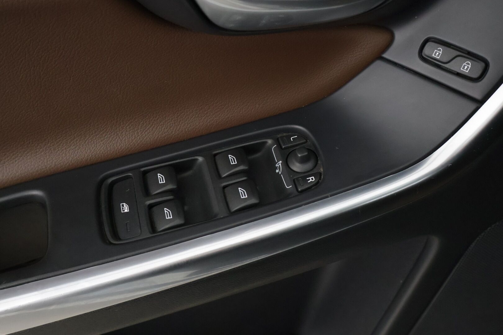 Volvo XC60 2013 D4 Summum aut ** Vetokoukku / Digimittaristo / Muistipenkit / Nahkapenkit** - 2 renkaat / Juuri katsastettu / Vetokoukku / Digimittaristo / Muistipenkit * - Osta nyt, maksa vasta ensi vuonna