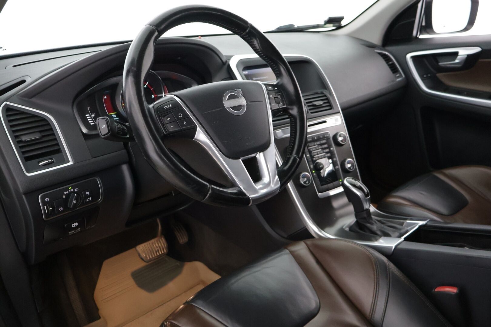 Volvo XC60 2013 D4 Summum aut ** Vetokoukku / Digimittaristo / Muistipenkit / Nahkapenkit** - 2 renkaat / Juuri katsastettu / Vetokoukku / Digimittaristo / Muistipenkit * - Osta nyt, maksa vasta ensi vuonna